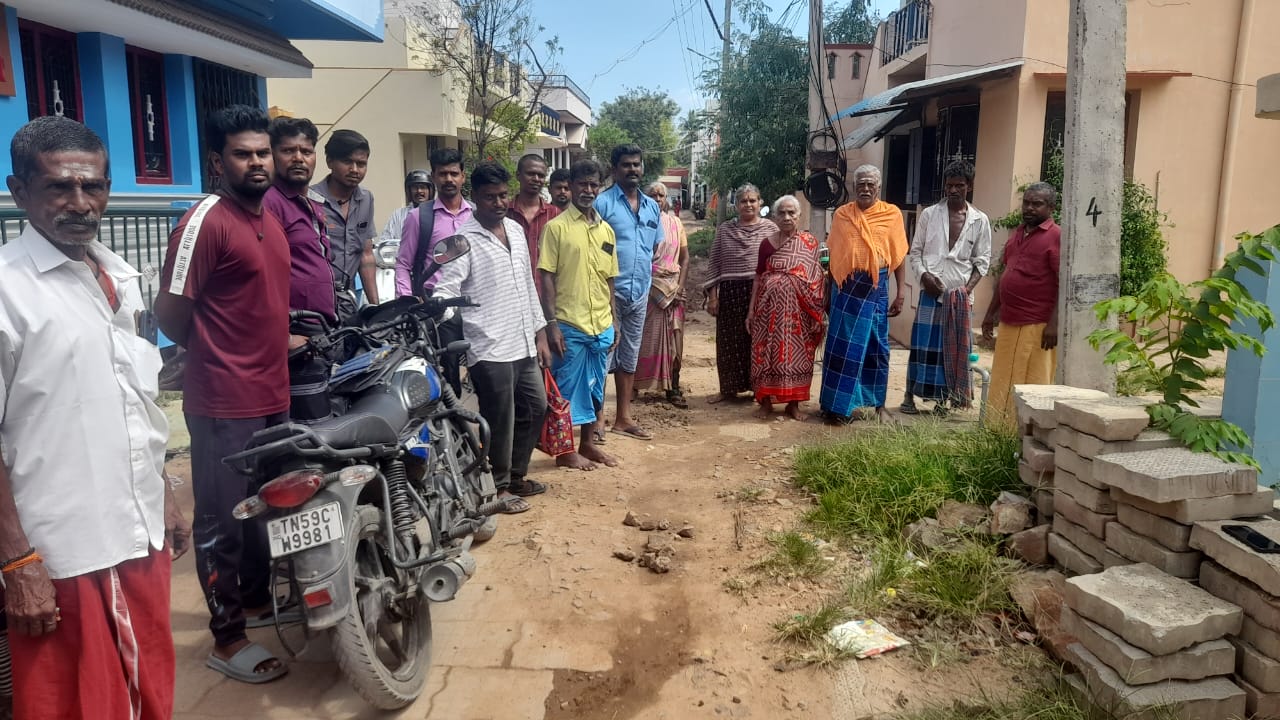 அதிகாரிகள் தோண்டிய பள்ளங்களை சொந்த செலவில் மூடிய பொதுமக்கள்