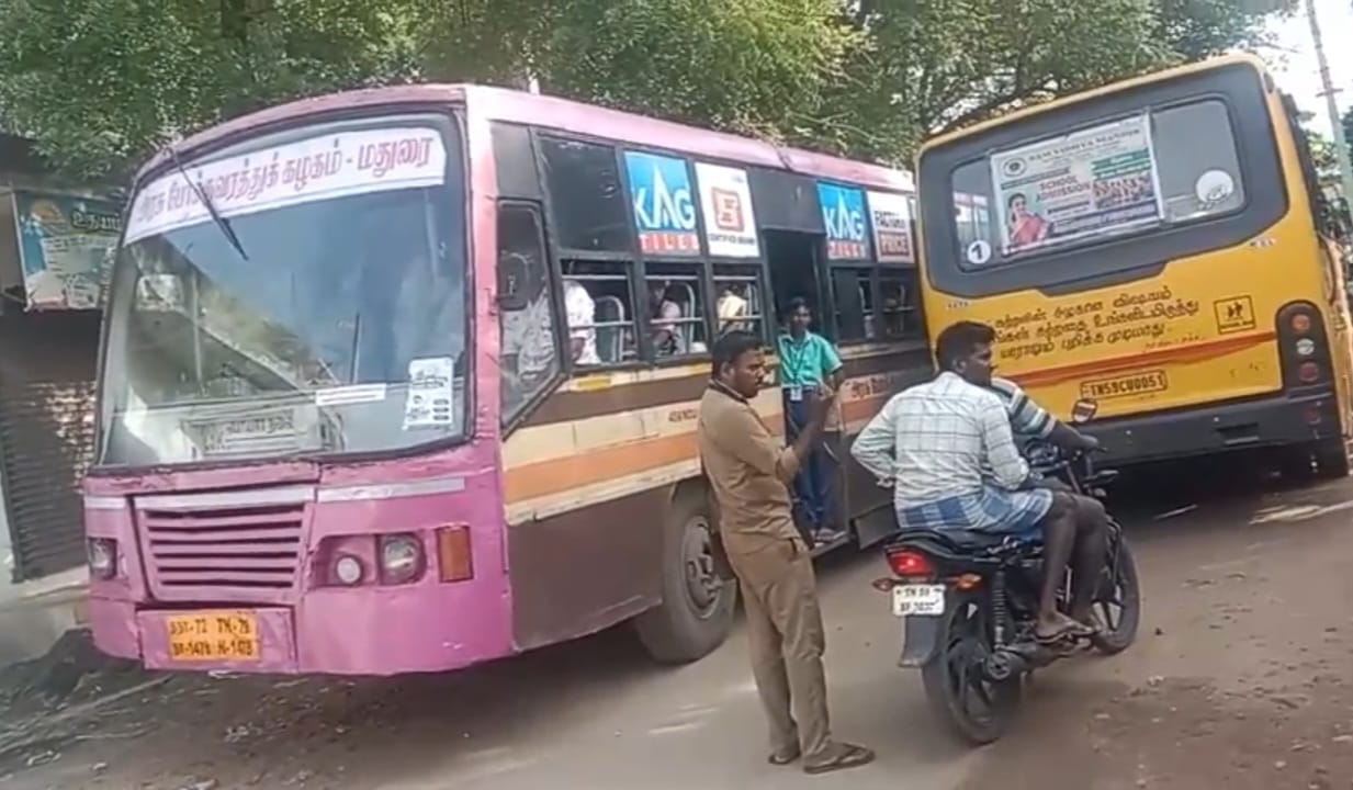 கருப்பட்டியில் போக்குவரத்துக்கு இடையூறாக அரசு பேருந்து நிறுத்தி இடையூறு செய்வதாக தற்காலிக பணியாளர்கள் மீது பொதுமக்கள் குற்றச்சாட்டு