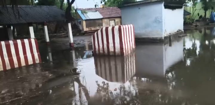 சோழவந்தான் அருகே கனமழையால்கழிவுநீர்கால்வாயில் அடைப்பு ஏற்பட்டு ஊருக்குள் புகுந்த கழிவுநீர் தொற்றுநோய் பரவும் அபாயம்