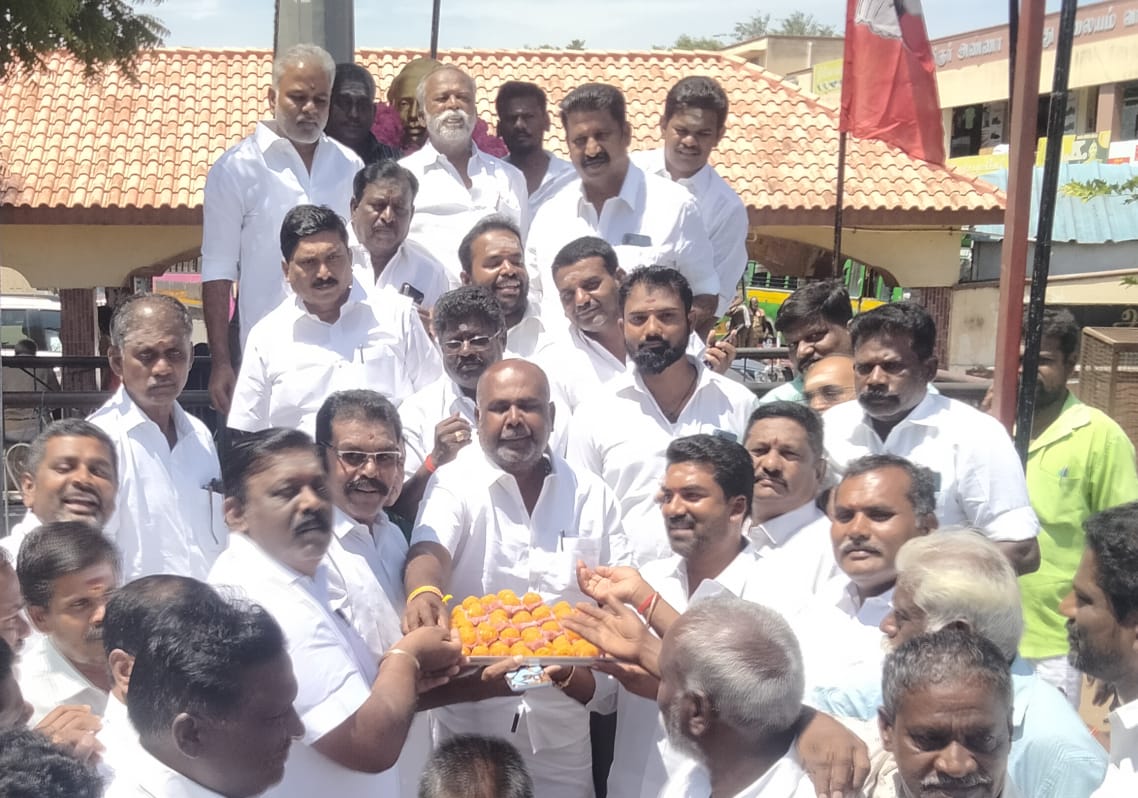 வாடிப்பட்டியில்அண்ணா பிறந்தநாள் விழா.ஆர். பி. உதயகுமார் அண்ணா சிலைக்கு மாலை அணிவித்தார்.
