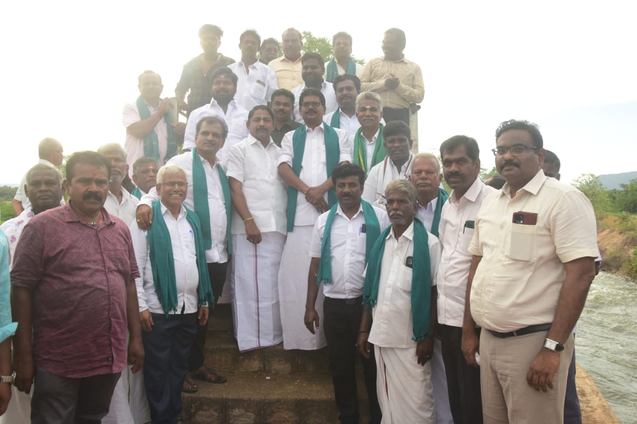 பேரணையில்திருமங்கலம் ஒருபோக விவசாய பாத்திற்கு நீர் திறப்பு உசிலம்பட்டி ஐயப்பன் எம் எல் ஏ விவசாய சங்கப் பிரதிநிதிகள் பொதுப்பணி துறை அதிகாரிகள் திறந்து வைத்தனர்.