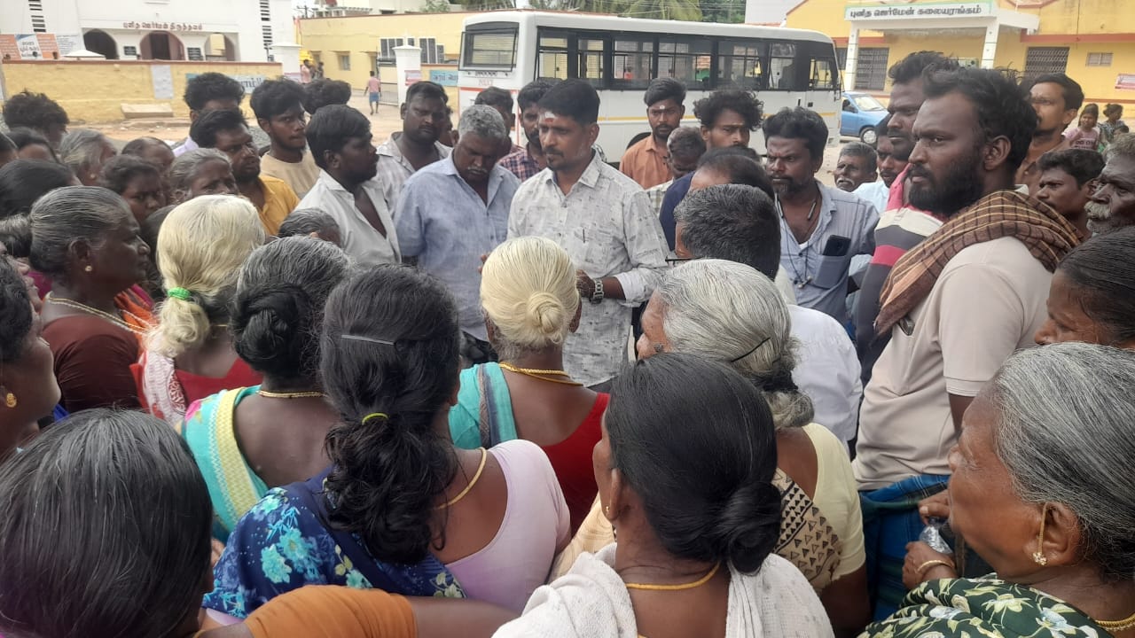சப்பரத்தை நடுவில் வைத்து நூற்றுக்கு மேற்பட்டோர் சாலை மறியல் போராட்டக்காரர்களை தவெக நிர்வாகிகள் சந்தித்து ஆதரவு