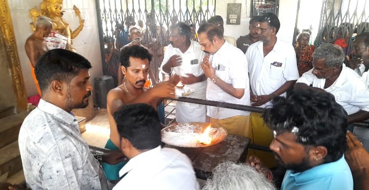 வாடிப்பட்டி அருகே மேட்டு நீரேத்தான் கிராமத்தில் உள்ள துர்க்கை அம்மன் கோவிலை ஒரு தரப்பினரை வைத்து திறந்ததால் மற்றொரு பிரிவினர் கோவில் முன்பு போராட்டத்தில் ஈடுபட்டனர்