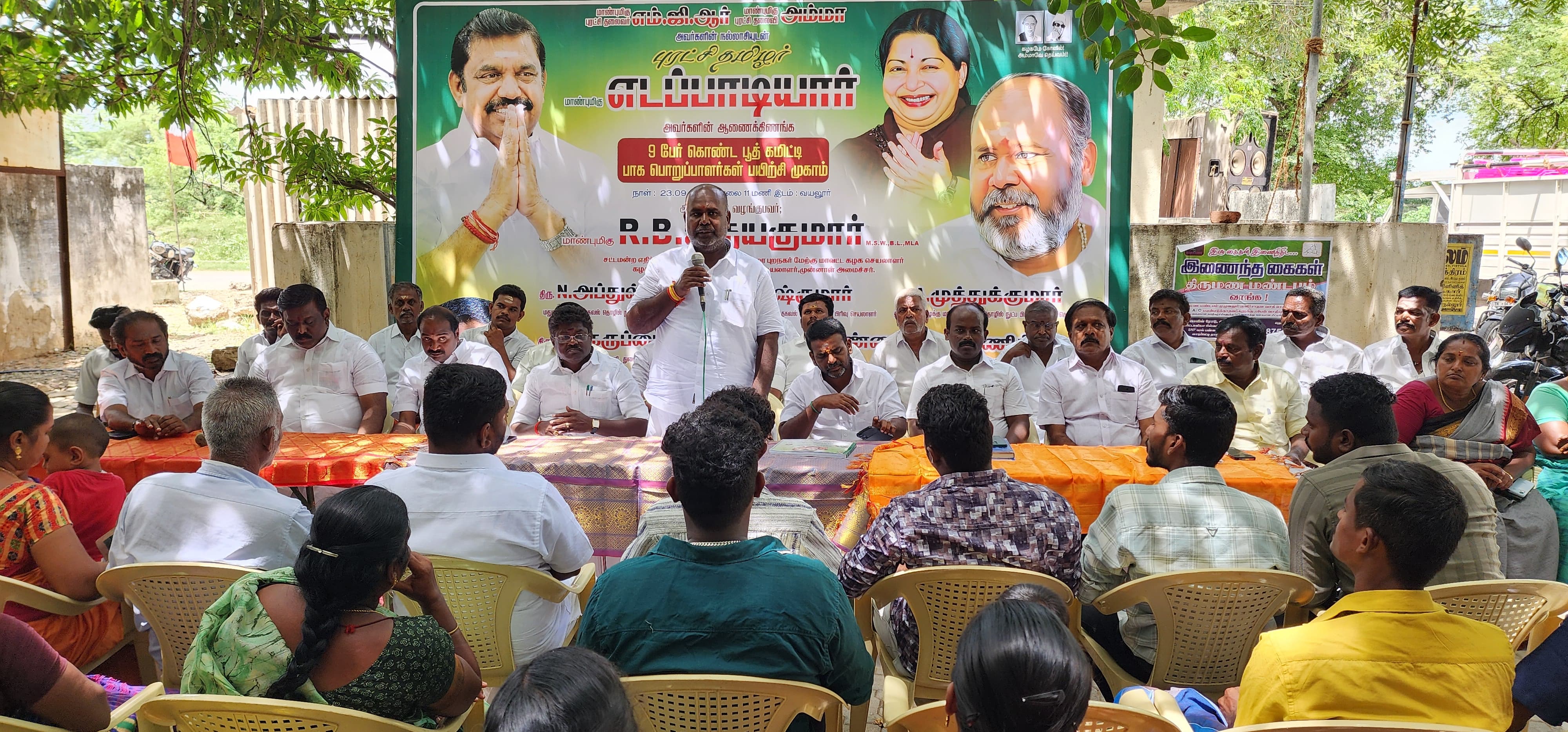 செக்கானூரணியில் உள்ள அரசு கள்ளர் விடுதியில் மாணவரை நிர்வாணப்படுத்திய வைரல் வீடியோஎதையும் கேள்வி கேட்காமல் கேடுகெட்ட அரசாக திமுக அரசு உள்ளதுமுன்னாள் அமைச்சர் ஆர். பி. உதயகுமார் கடும் குற்றச்சாட்டு