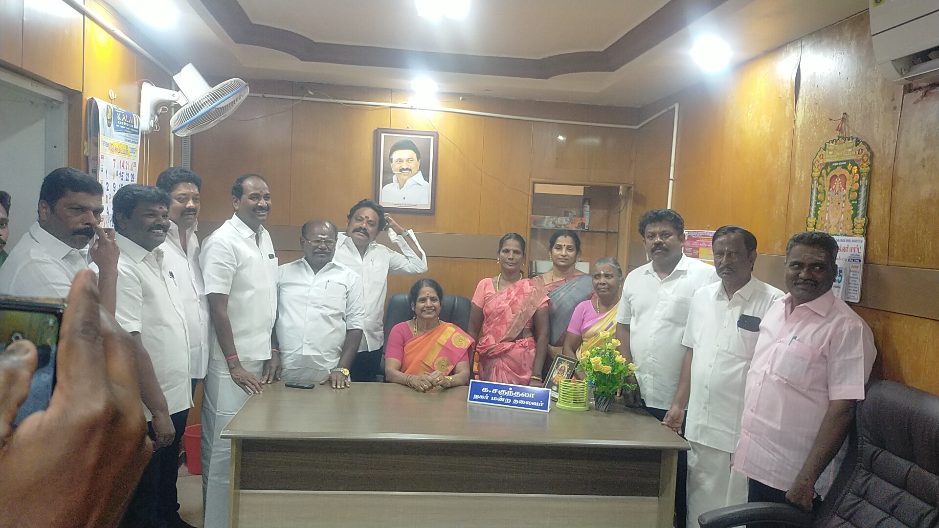 உசிலம்பட்டி நகராட்சியில் மீண்டும் பதவி ஏற்றுக்கொண்ட நகர் மன்ற சேர்மன் சகுந்தலா
