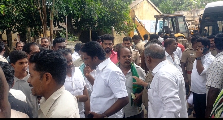அரசாணை இல்லாததால் பழைய அரசுப்பள்ளி கட்டிடத்தை இடித்த அதிகாரிகள்.மூக்கையாத்தேவர் மணிடண்டபம் கட்டுவதில் நீடிக்கும் சிக்கல்.