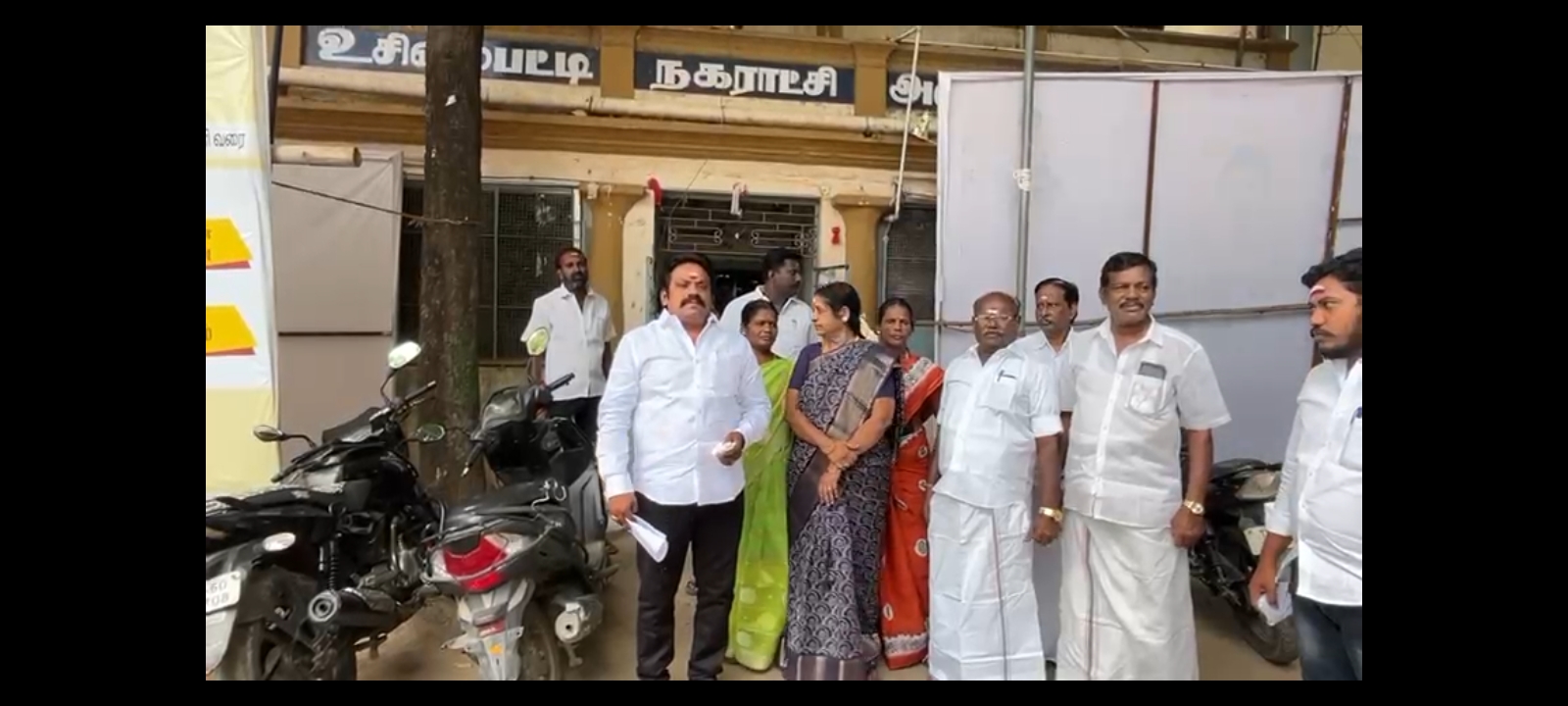 கோர்ட் உத்தரவிட்டாலும் மேலிட உத்தரவு வரவில்லை. தகுதி நீக்கம் செய்யப்பட்ட சகுந்தலா மீண்டும் பதவி ஏற்பதில் நீடிக்கும் சிக்கல்