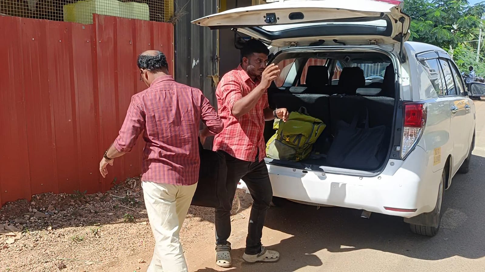 நிலக்கோட்டையில் கேரளாவைச் சேர்ந்த, பூ ஏற்றுமதியாளர் வீட்டில் கேரளாவைச் சேர்ந்த வருமான வரித்துறையினர் சோதனை. 