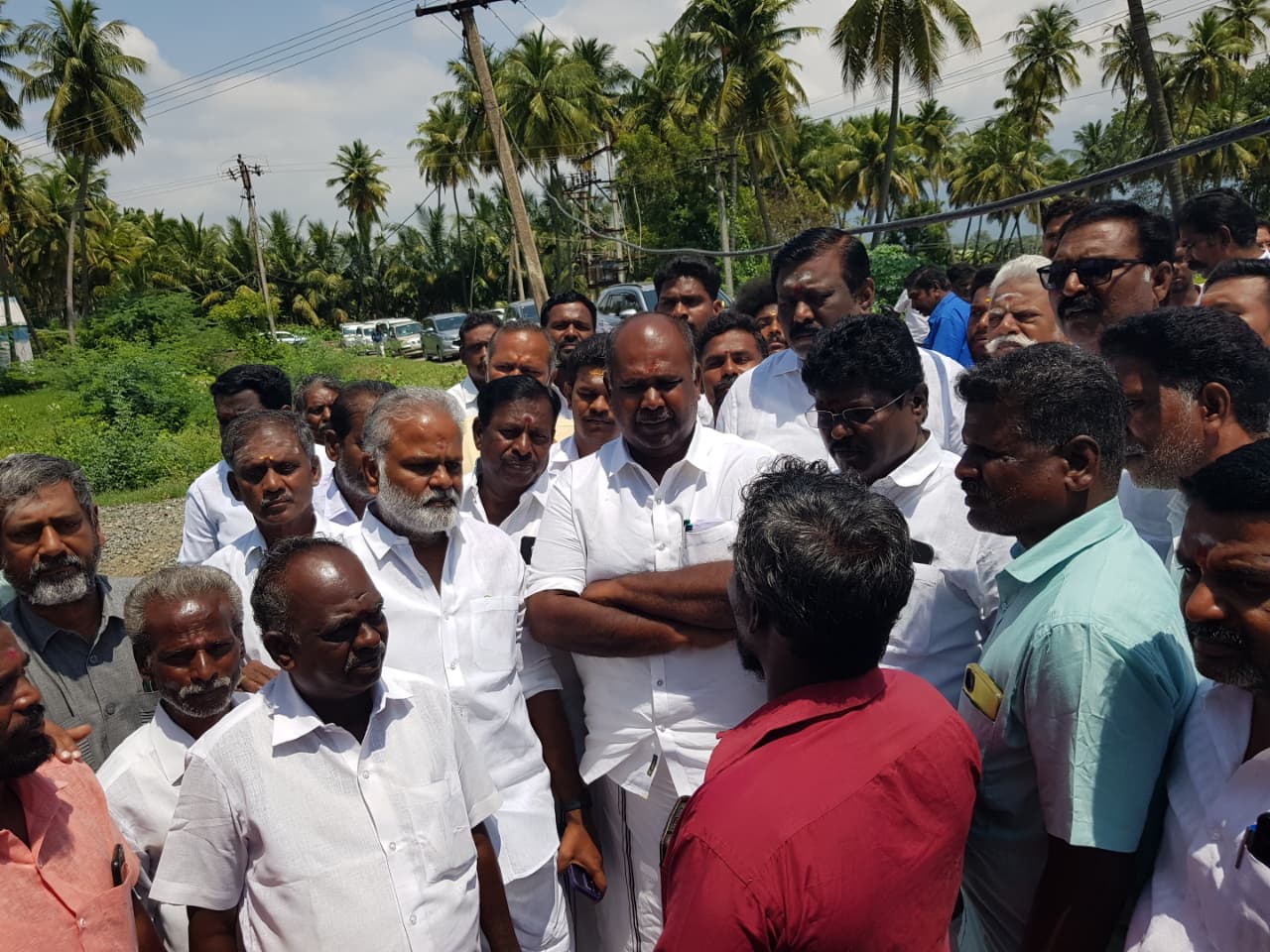 சோழவந்தான் அருகே கருப்பட்டி ஊராட்சி அம்மச்சியாபுரத்தில்மலம் கலந்த குடிநீர் மேல்நிலை தொட்டியை முன்னாள் அமைச்சர் ஆர் பி உதயகுமார் பார்வையிட்டார்