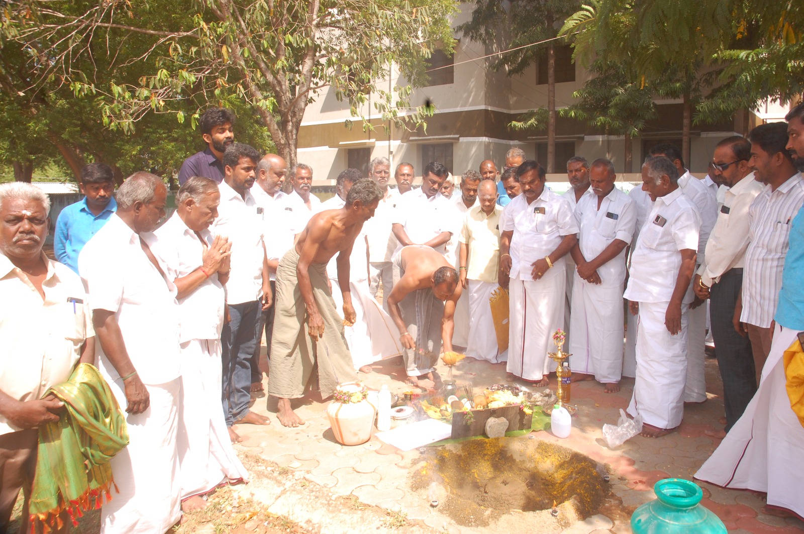 பாலமேடு பகுதியில் சுமார் 4 கோடி மதிப்பில்அரசு கட்டிடங்கள், மற்றும் தார்சாலை அமைக்க வெங்கடேசன் எம் எல் ஏ பூமி பூஜை