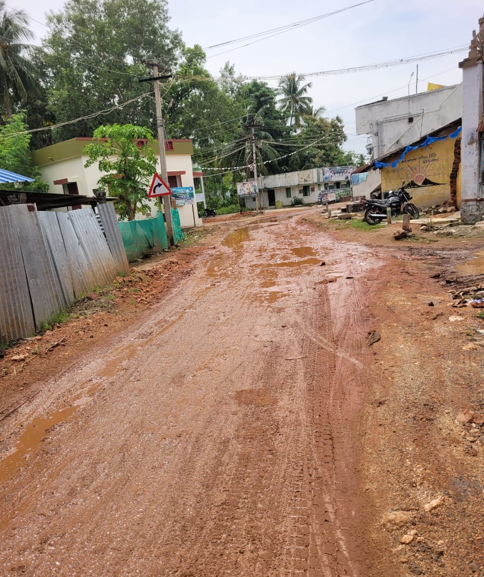 சோழவந்தான் அருகே பல மாதங்களாக சேரும் சகதியமாக உள்ள சாலையை சரி செய்ய கோரிக்கை