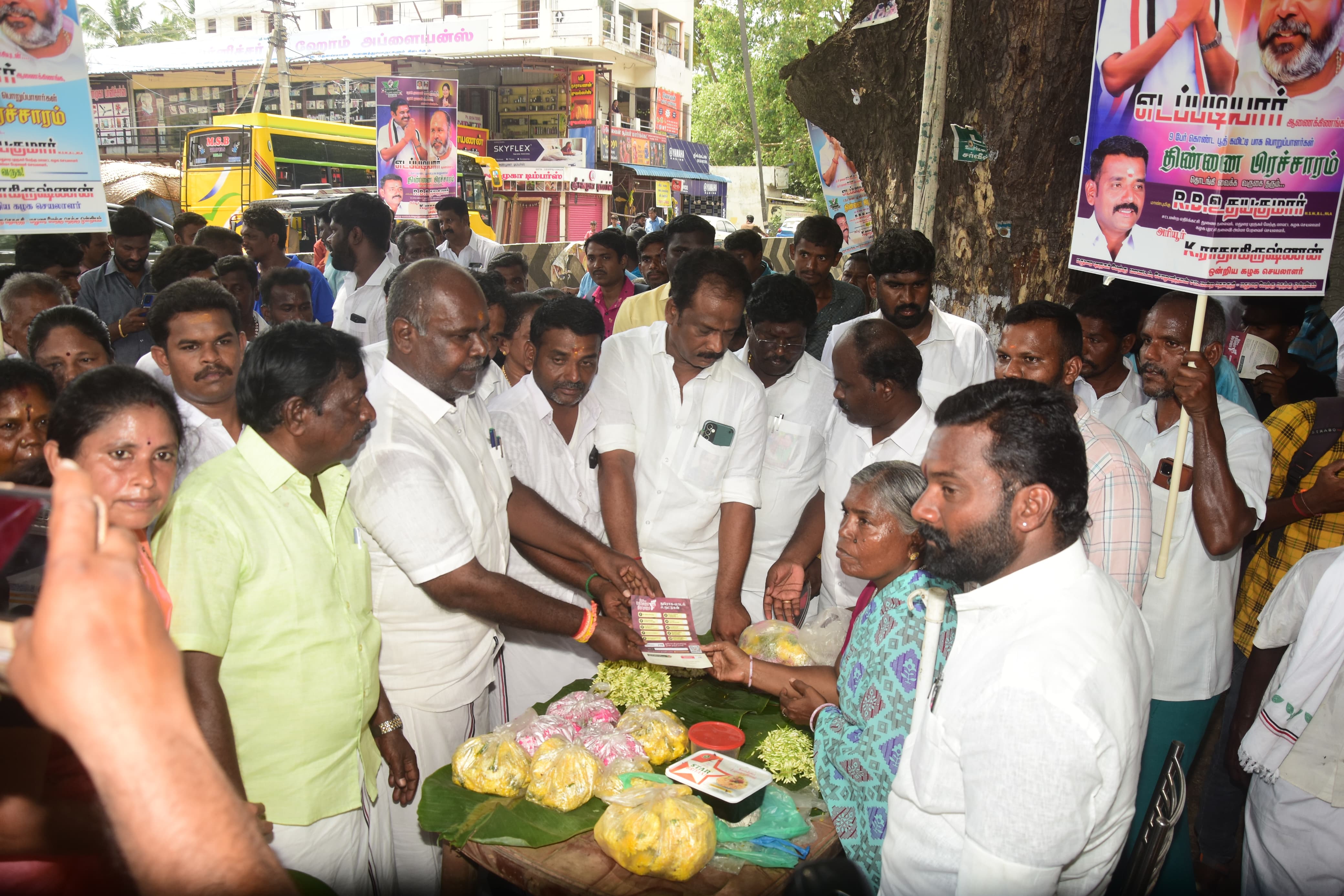 சமயநல்லூரில் அதிமுக சார்பில் திண்ணைப் பிரச்சாரத்தை முன்னாள் அமைச்சர் ஆர் பி உதயகுமார் துவக்கி வைத்தார்