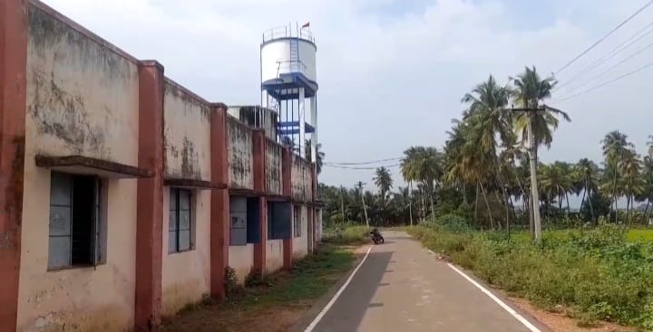 சோழவந்தான் அருகே குடிநீர் தொட்டியில் மலம் கலந்த விவகாரம். இதுவரை கிராமத்திற்கு வந்து விசாரணை செய்யாத எம்எல்ஏவுக்கு மக்கள் கடும் கண்டனம்