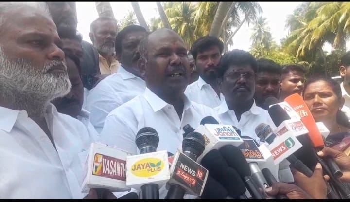 சோழவந்தான் அருகே குடிநீர் தொட்டியில் மலம் கலந்த விவகாரம். முன்னாள் அமைச்சர் ஆர்பி உதயகுமார் நேரில் ஆய்வு