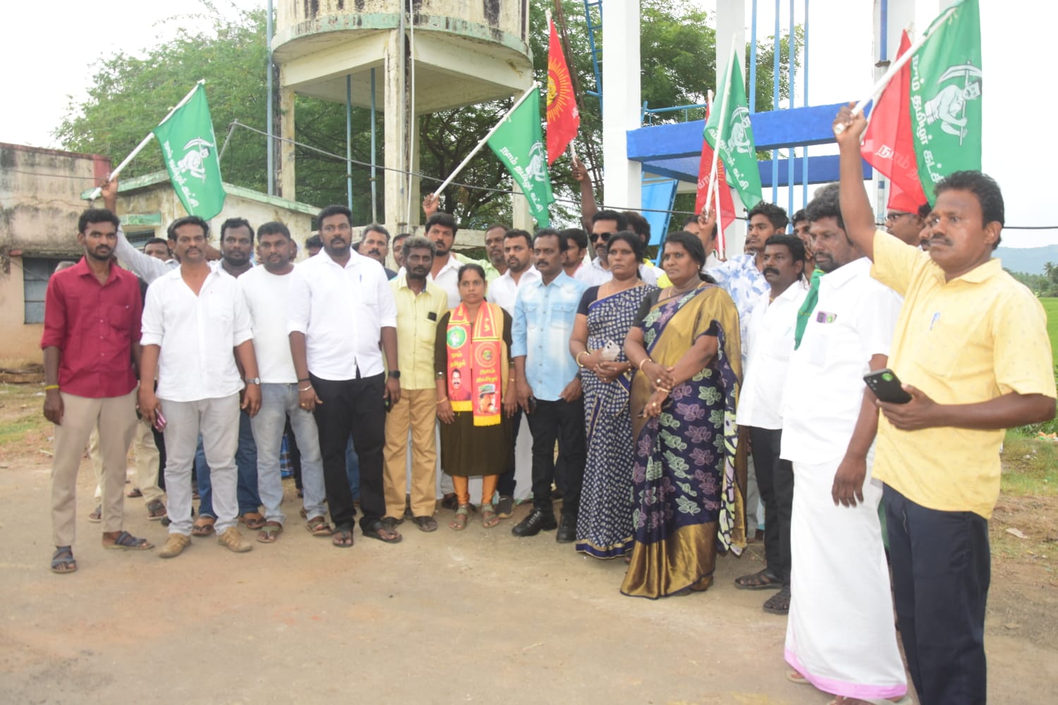 சோழவந்தான் அருகே அம்மச்சியாபுரம் கிராமத்தில் மேல்நிலை நீர்த்தேக்க தொட்டியில் மலம் கலந்த விவகாரத்தில் உரிய நடவடிக்கை எடுக்க நான் தமிழர் கட்சி சார்பில் தமிழக அரசுக்கு வலியுறுத்தல்