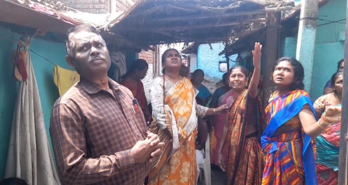 சோழவந்தானில் மின்சாரம் தாக்கி உயிரிழந்த சுப ஸ்ரீரியின் குடும்பத்திற்கு பள்ளி சார்பில் நேரில் சென்று ஆறுதல்