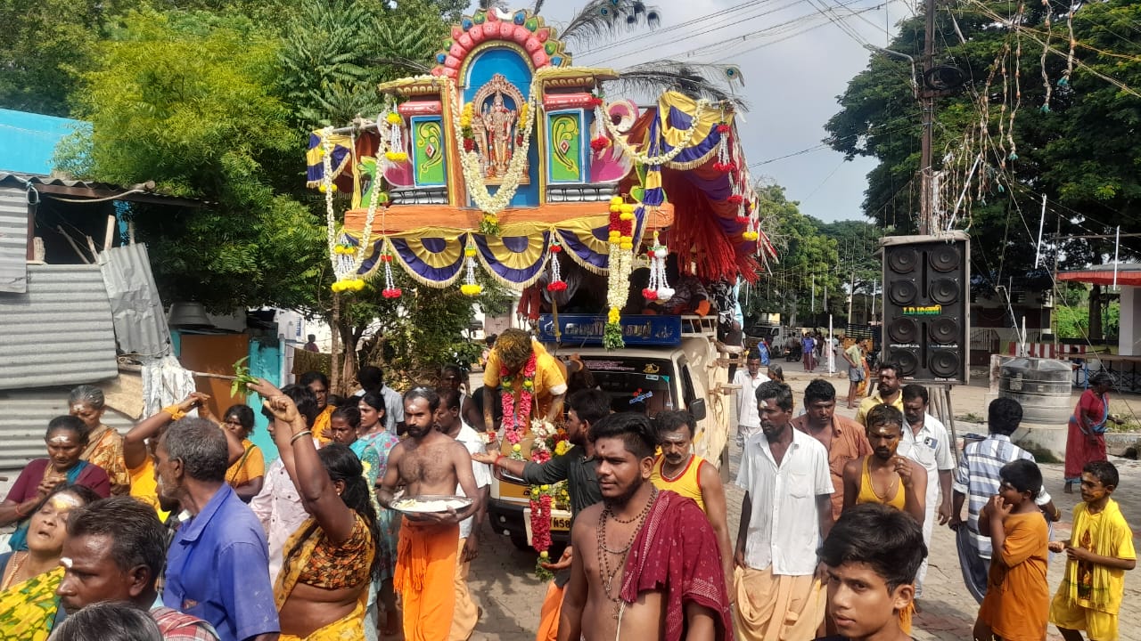 சோழவந்தான் அருகே மேலக்கால் காளியம்மன் கோவில் புரட்டாசி பொங்கல் திருவிழாவில் பெண்கள் உள்பட பொதுமக்கள் பால்குடம் மற்றும் பறவை காவடிஎடுத்து நேர்த்திக்கடன்