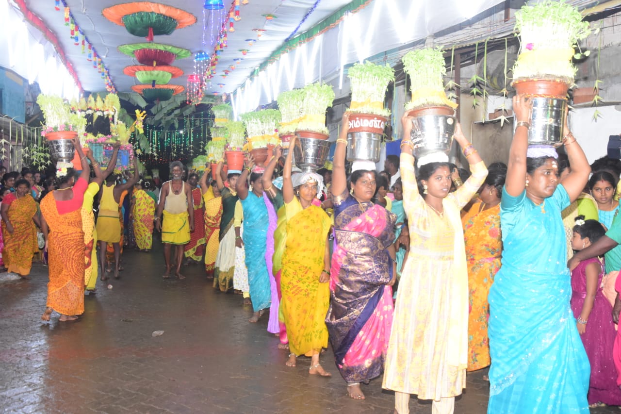 சோழவந்தான் அருகே மேலக்கால் காளியம்மன் கோவில் திருவிழாவில் முளைப்பாரி எடுத்து பெண்கள் நேர்த்திக்கடன்