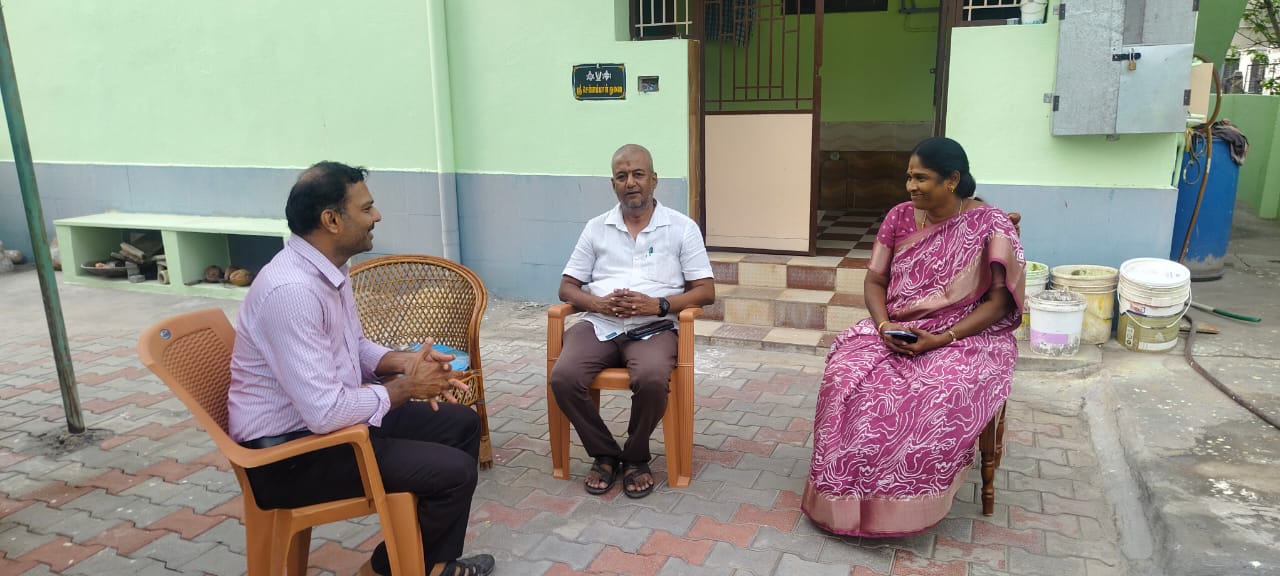 பொதுமக்களிடம் பிரதம மந்திரி மின் திட்ட அனுபவம் குறித்து கேட்டறிந்த மின்வாரிய செயற்பொறியாளர்