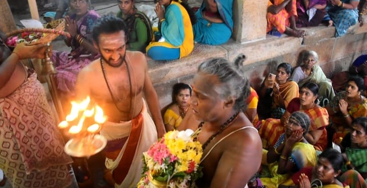 கந்த சஷ்டி விழாவை முன்னிட்டு காப்பு கட்டி விரதத்தை துவக்கிய பக்தர்கள்