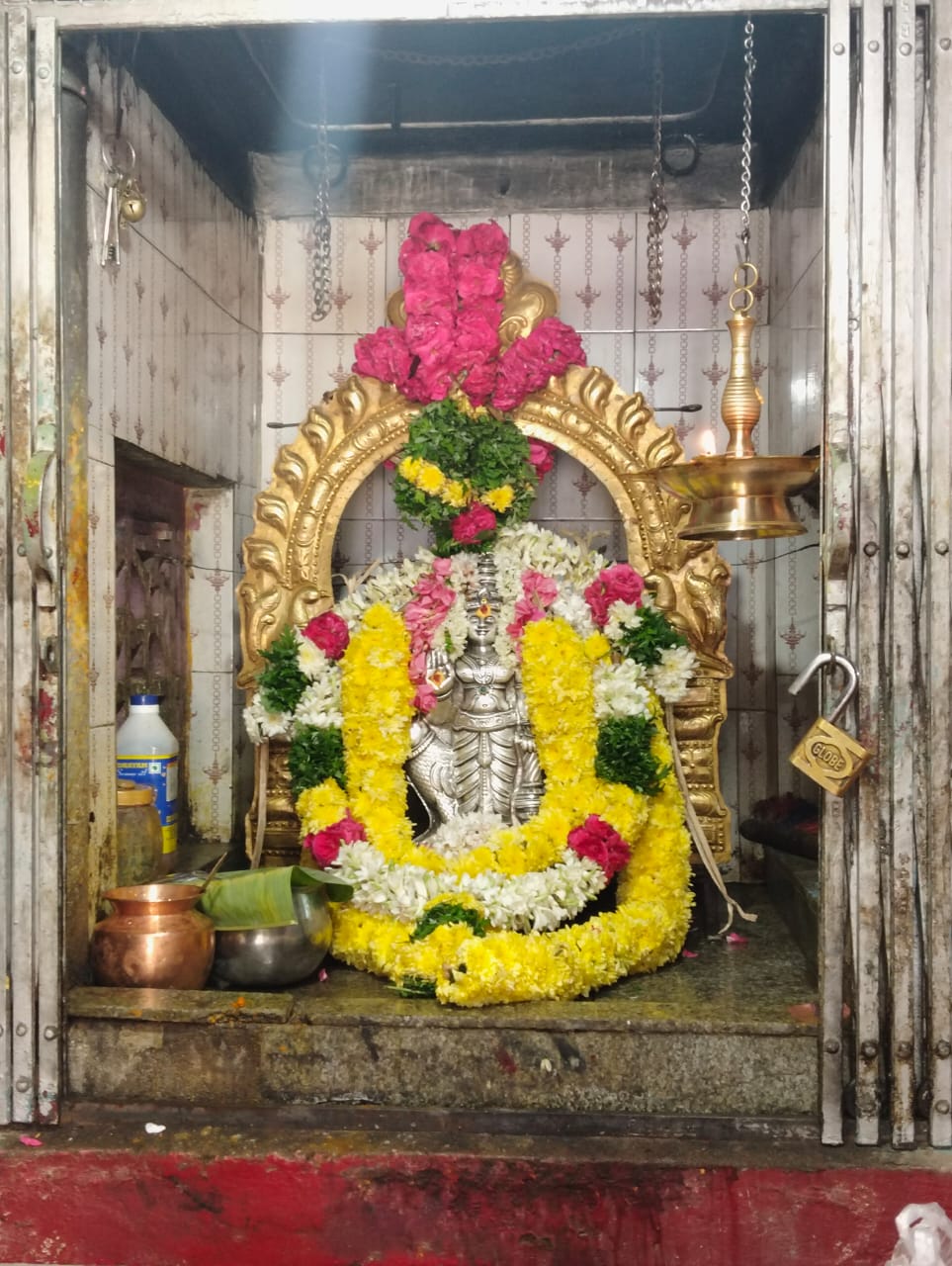 சோழவந்தான் சனீஸ்வரன் கோவிலில் ஐப்பசி விசாகத்தை முன்னிட்டு சிறப்பு வழிபாடு