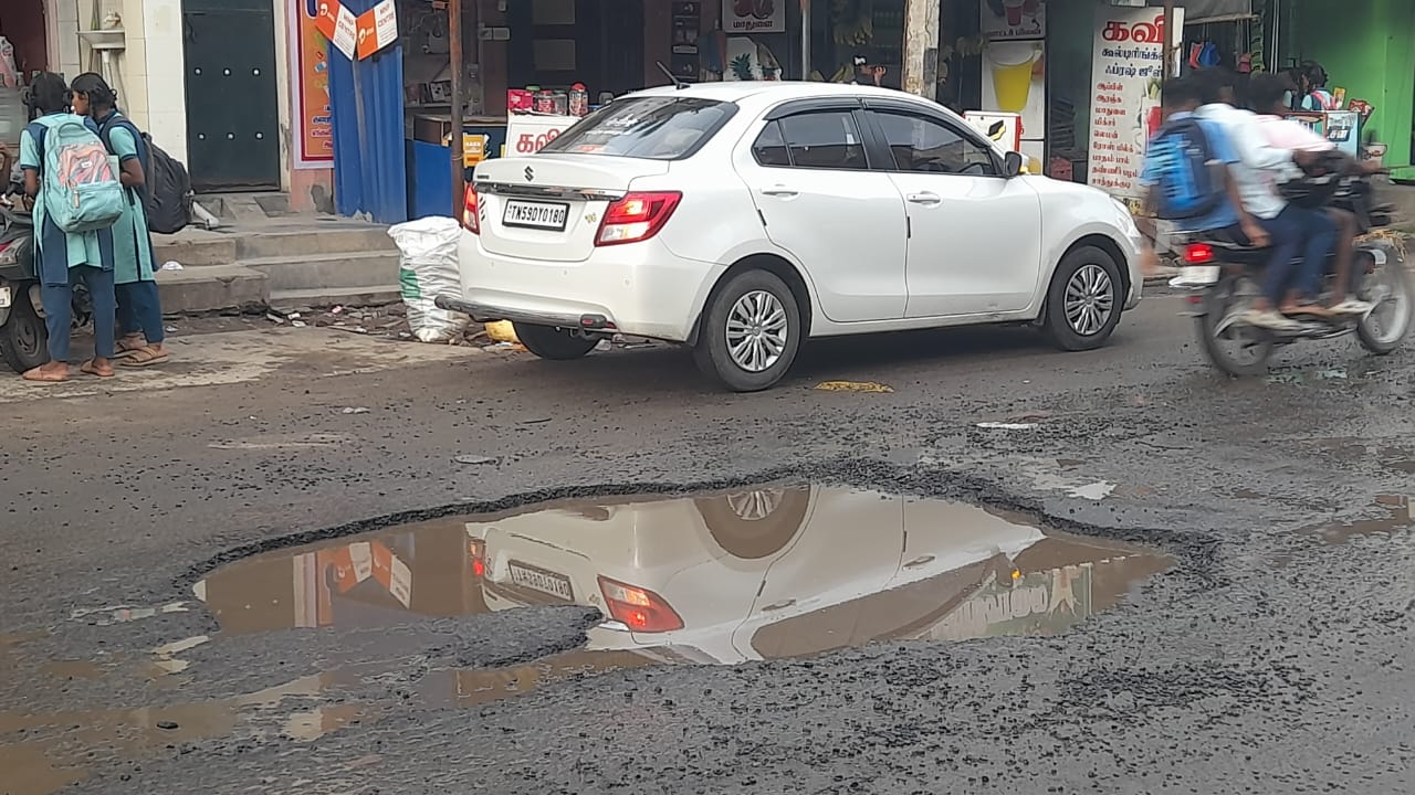 சோழவந்தான் அரசு பெண்கள் மேல்நிலைப் பள்ளி அருகில் மழையால் சேதமடைந்த சாலை