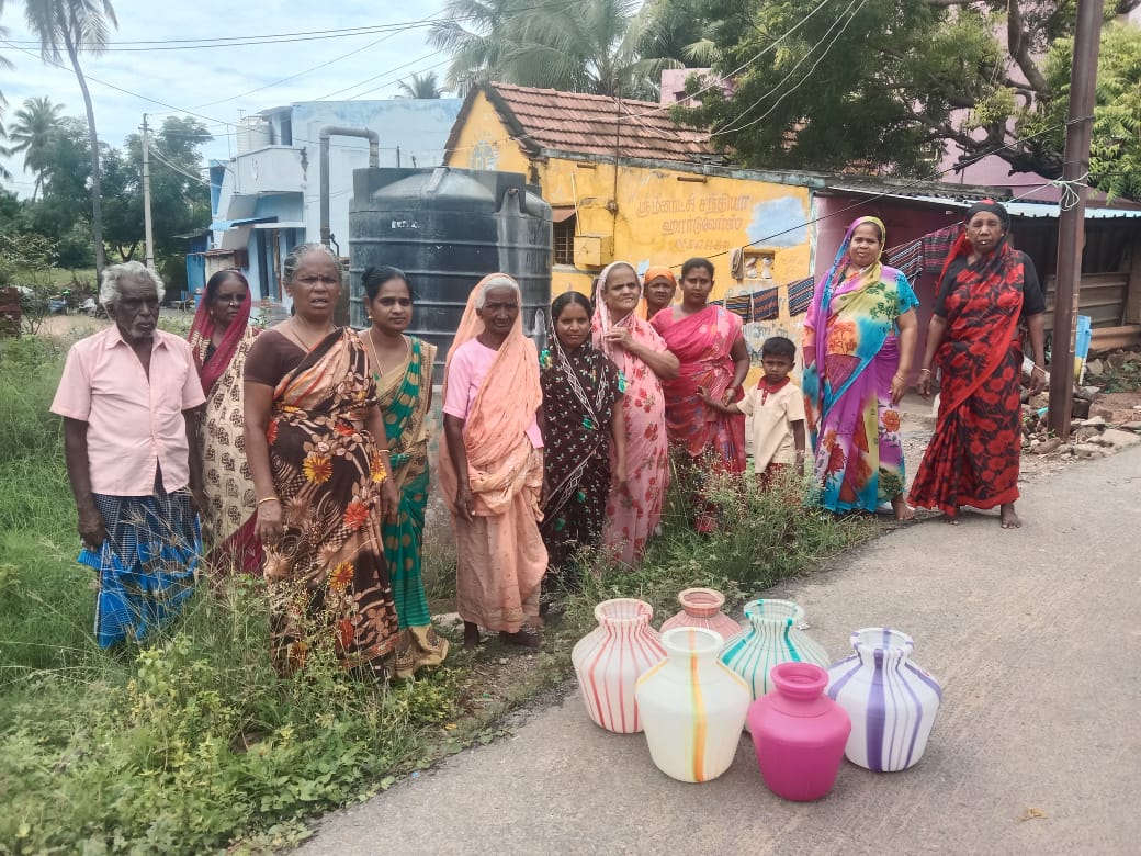 குடிநீர் கேட்டு பெண்கள் காலிகுடங்களுடன் சாலையில் அமர்ந்து போராட்டம்