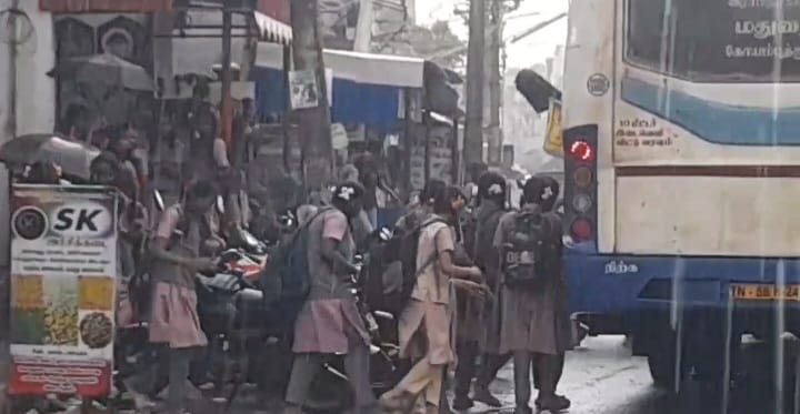 சோழவந்தானில் மைய பகுதிகளில் நிழற்குடை வசதி இல்லாததால் கடை, தனியார் மண்டப வாசலில் வழங்கும் பள்ளி மாணவ மாணவிகள்