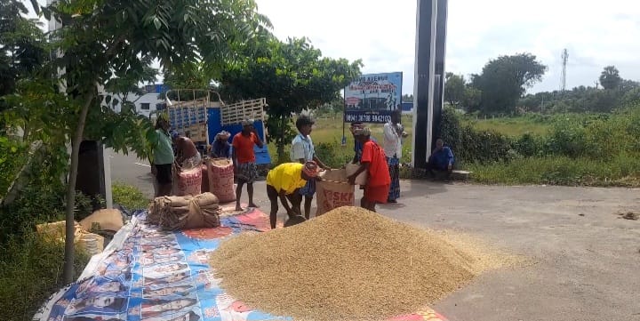 நெல் கொள்முதல் மையம் திறக்காதால் தனியாருக்கு குறைந்த விலைக்கு நெல்லை விற்பனை செய்யும் விவசாயிகள்