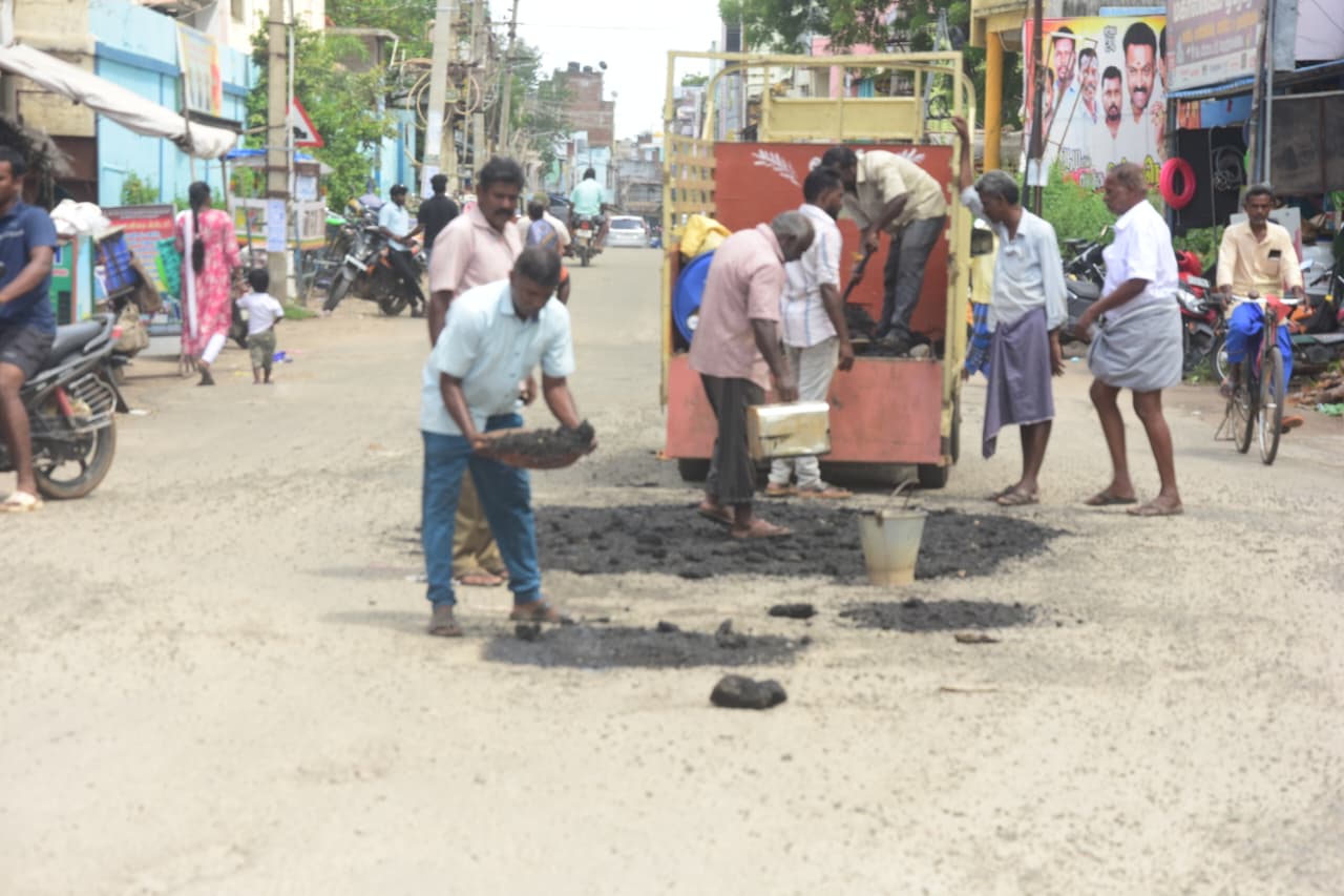 சோழவந்தானில் தொடர் மழை காரணமாக சாலையின் நடுவே ஏற்பட்ட முழங்கால் அளவு பள்ளத்தை ஒரே நாளில் சரி செய்த நெடுஞ்சாலை துறையினருக்கு பொதுமக்கள் பாராட்டு
