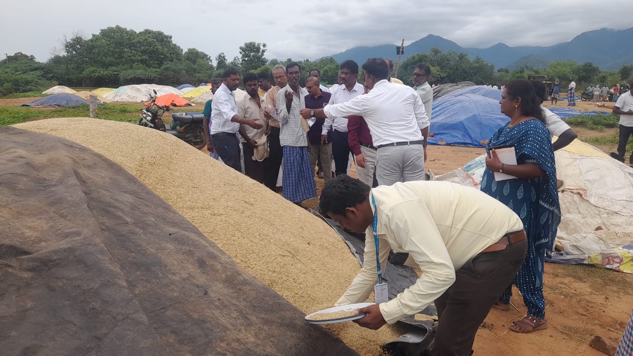 நெல்லின் ஈரப்பதத்தை அதிகரிக்க மத்திய குழுவிடம் விவசாயிகள் கோரிக்கை