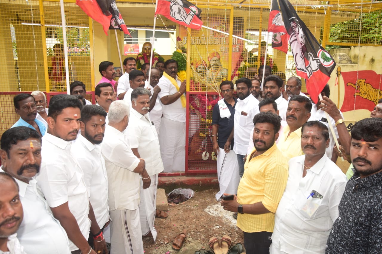 சோழவந்தானில் அதிமுக சார்பாக மாமன்னர் மருது பாண்டியர்களின் குருபூஜையொட்டி அவர்களது திருவுருவ படத்திற்கு மாலை அணிவித்து மரியாதை