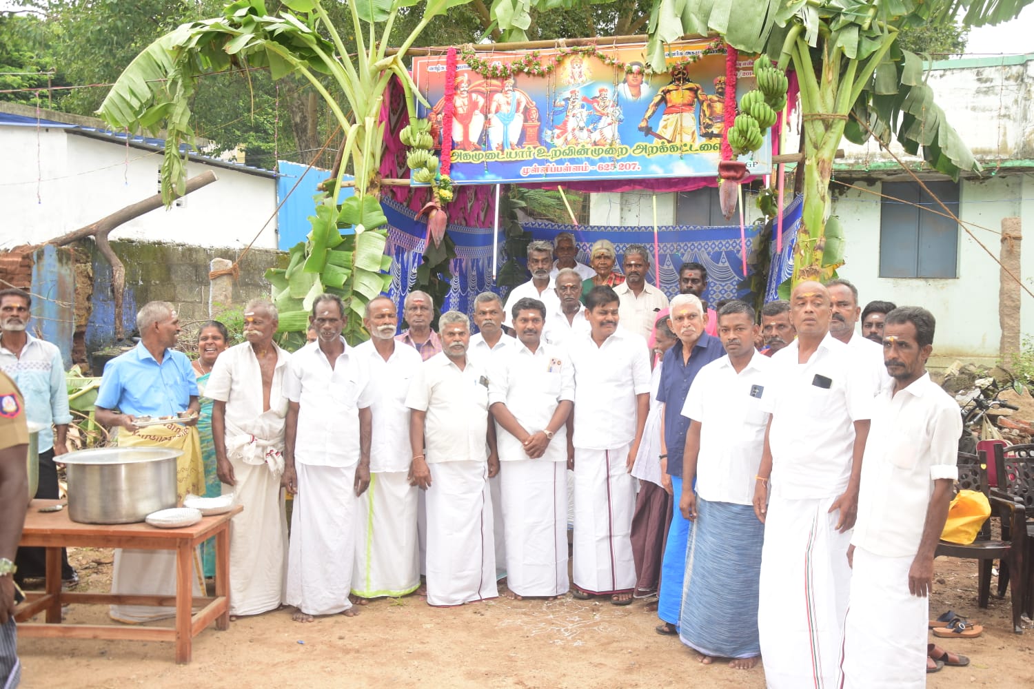 சோழவந்தான் அருகே முள்ளி பள்ளத்தில் சுதந்திரப் போராட்ட வீரர்கள் மாமன்னர் மருது பாண்டியர்களின் குருபூஜை விழா அகமுடையார் முன்னேற்ற சங்கம் அறக்கட்டளை சார்பாக மாலை அணிவித்து மரியாதை, அன்னதானம்