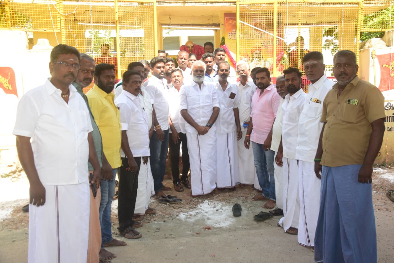 சோழவந்தானில் அதிமுக சார்பாக பசும்பொன் முத்துராமலிங்கத் தேவர் குருபூஜைவிழாவை முன்னிட்டு சிலைக்கு மாலை அணிவித்து மரியாதை