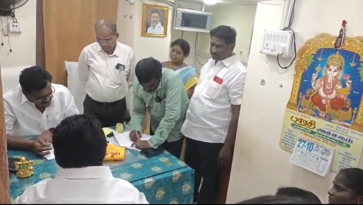 போட்ட ரோடெல்லாம் தண்ணியில கரைஞ்சு போச்சு.4 வருஷம் முடியப் போகுது. ஒருவேளையும் நடக்கல. திமுக கவுன்சிலர்கள் ஆலோசனை கூட்டத்தில் எம் பி முன் கொந்தளித்த திமுக  நிர்வாகி