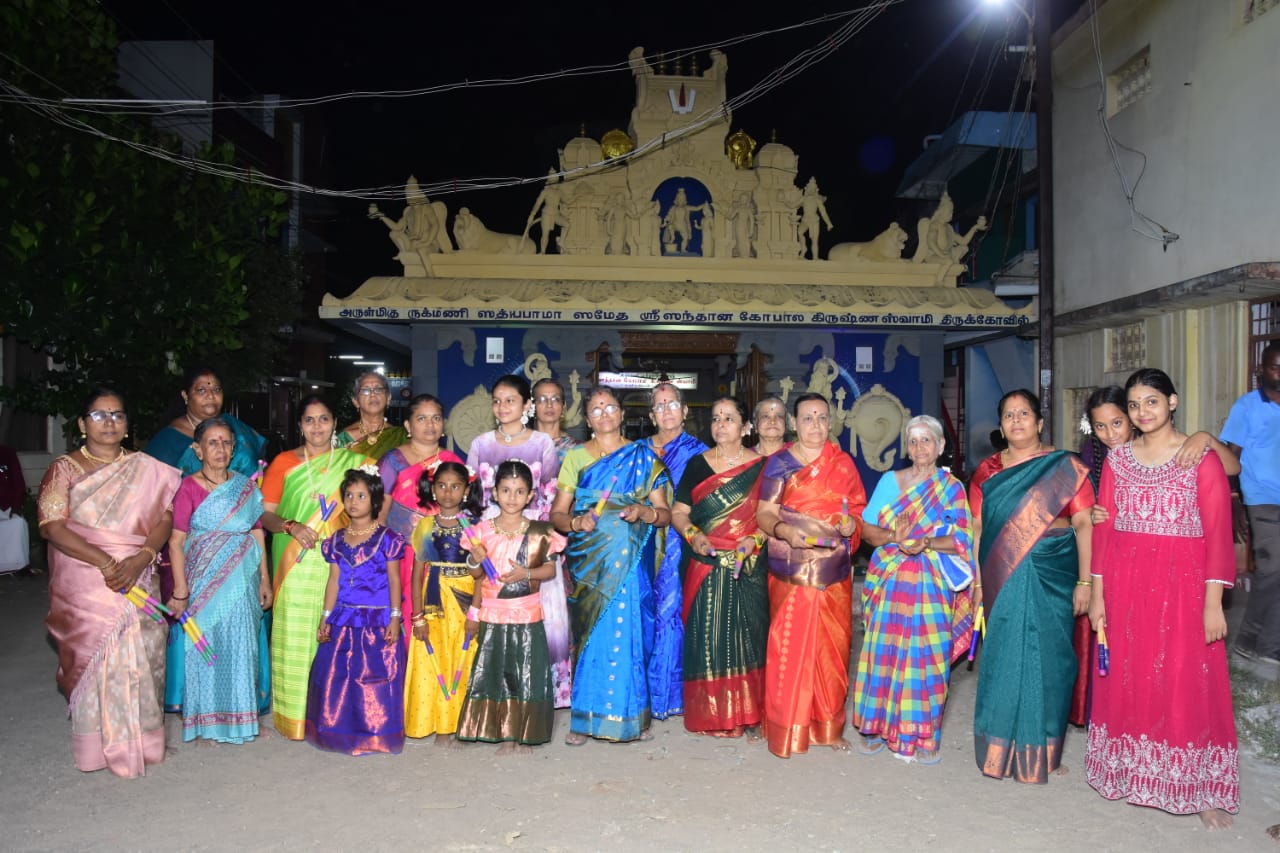 சோழவந்தான் இரட்டை அக்ரஹாரத்தில் மகளிர் பக்த குழு சார்பாக உலக மற்றும் ஊர் நன்மை வேண்டி கோலாட்ட ஜோத்ரை நடைபெற்றது.