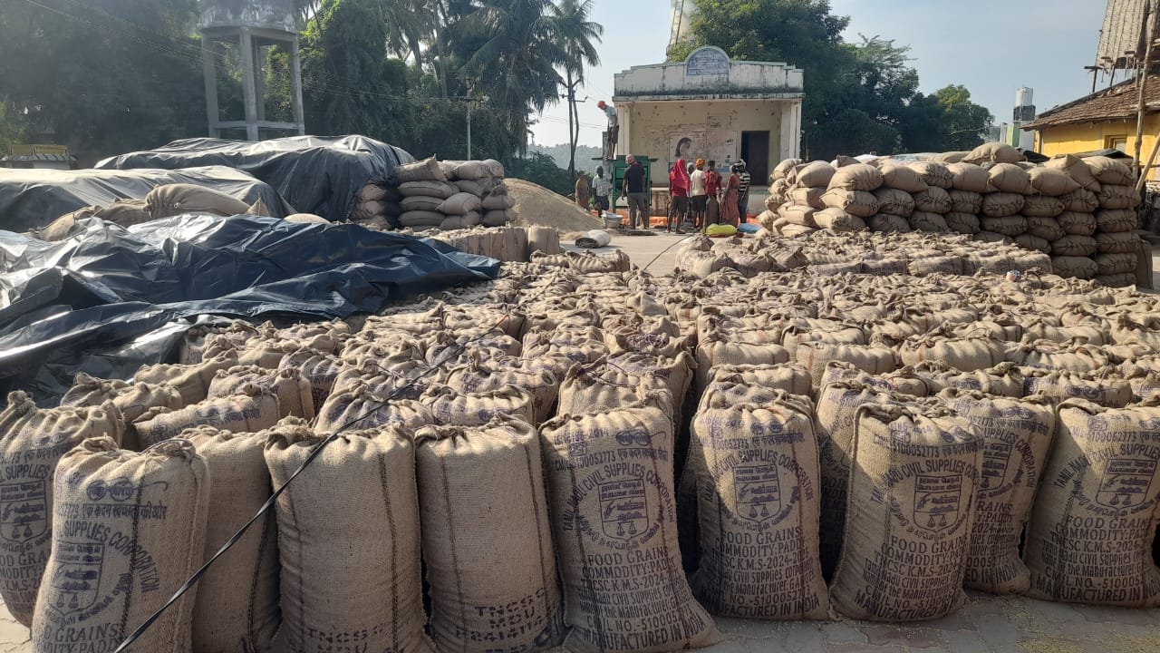 சோழவந்தான் அருகே கருப்பட்டி கிராமத்தில் கொள்முதல் செய்யாததால் 2000 மூட்டைகள் தேக்கம்