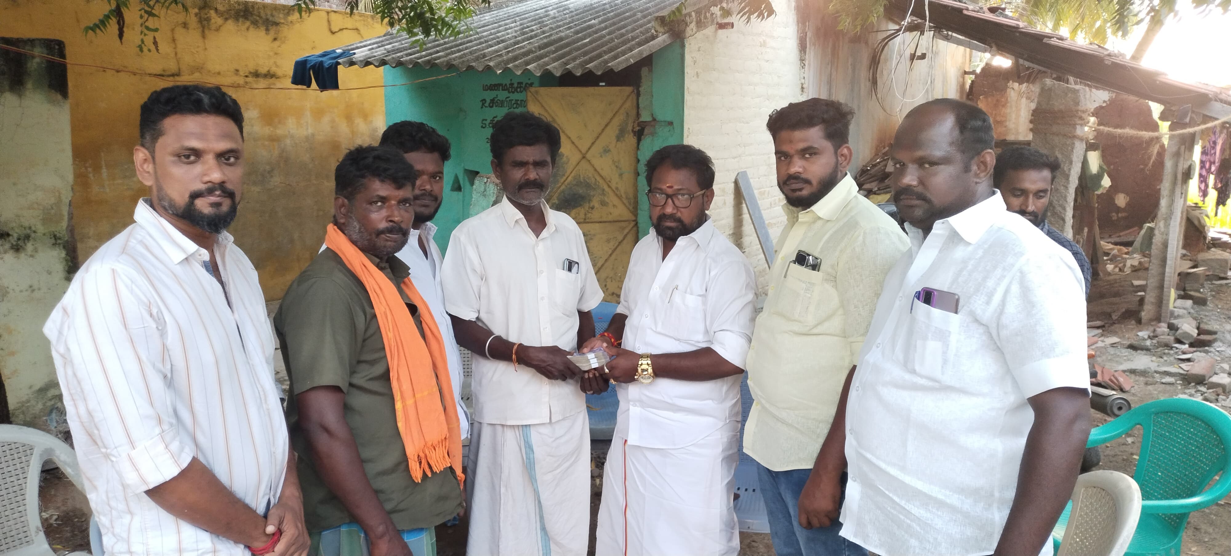 சாலை விபத்தில் உயிரிழந்த இளைஞரின் குடும்பத்திற்கு நிதி உதவி