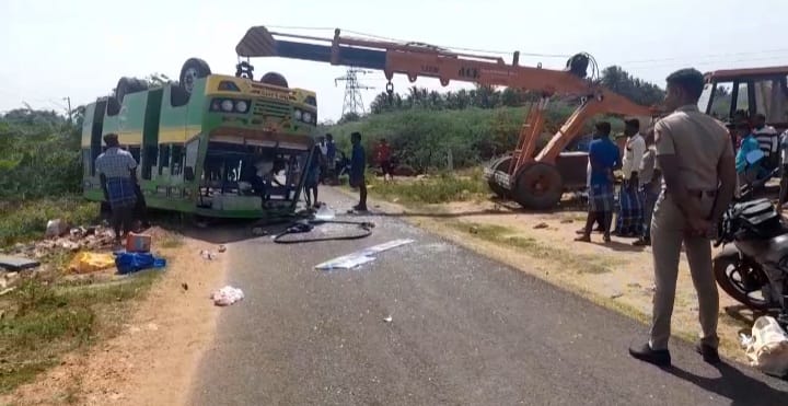 வாடிப்பட்டி அருகேமினி பஸ் கவிழ்ந்து 40 பேர் காயம்
