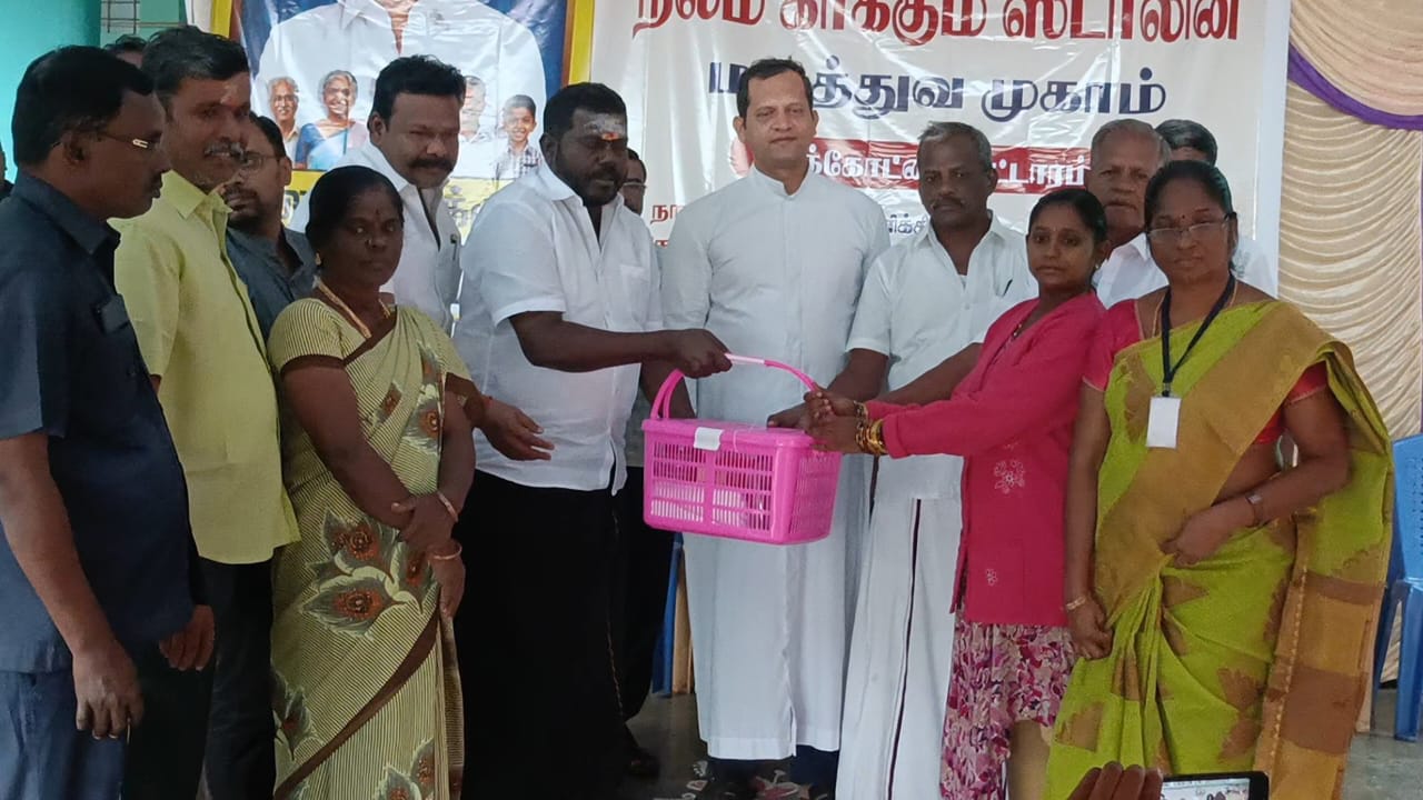 மைக்கேல்பாளையத்தில் நடைபெற்ற நலம் காக்கும் ஸ்டாலின் மருத்துவ முகாமில் ஏராளமான பொதுமக்கள் ஆர்வமுடன் கலந்து கொண்டனர்.