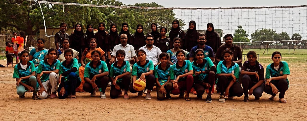 மாநில அளவிலான எரி பந்து போட்டிக்கு கீழக்கரை  பேர்ல் மெட்ரிக் மேல்நிலைப்பள்ளி தகுதி பெற்றது..