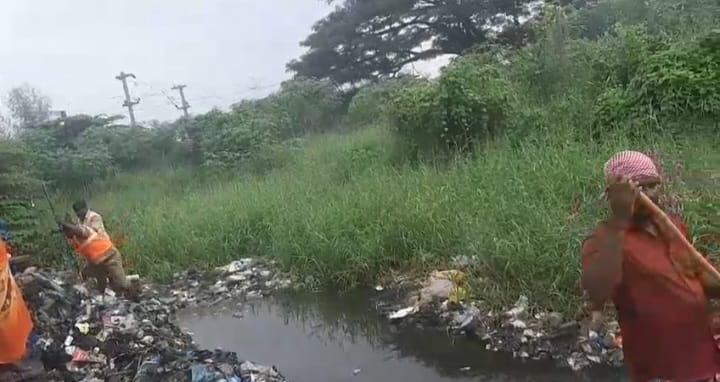 பட்டியல் இன மக்கள் வசிக்கும் பகுதியில் தேங்கிய கழிவுநீர். அதே மக்களைக் கொண்டு சுத்தம் செய்ய வைத்த அவலம்.
