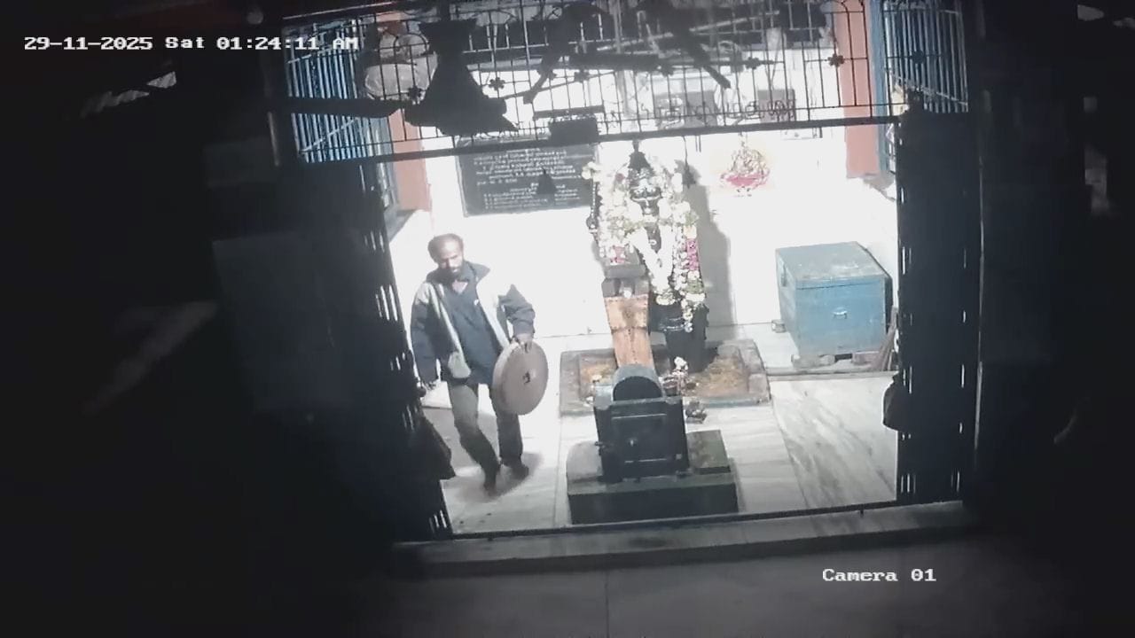 உசிலம்பட்டி அருகே கோவிலில் நள்ளிரவில் பெரிய கடிகாரத்தை திருடும் மர்ம நபர். சிசிடிவி காட்சி வெளியானதால் பரபரப்பு