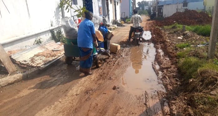 சோழவந்தானில் மழை நீர் தேங்கியதால் குடியிருப்பு வாசிகள் கடும் அவதிகுப்பைகளை சேகரிக்க முடியாமல் பேரூராட்சி பணியாளர்கள் சிரமம்