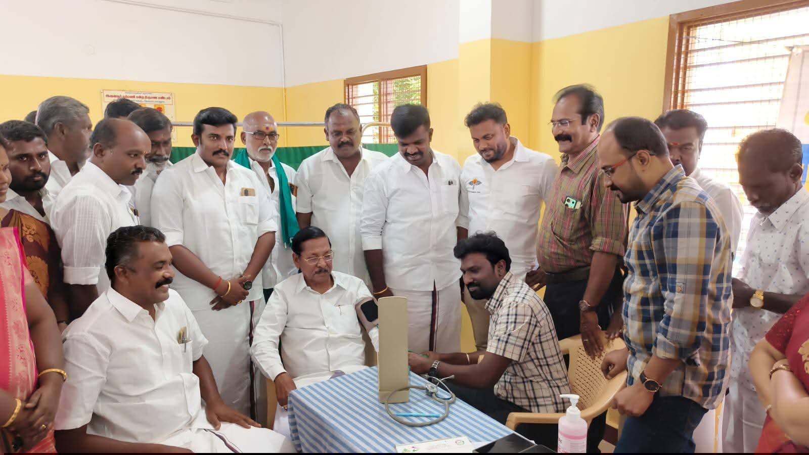 திமுக சார்பில் நடந்த இலவச மருத்துவ முகாம்