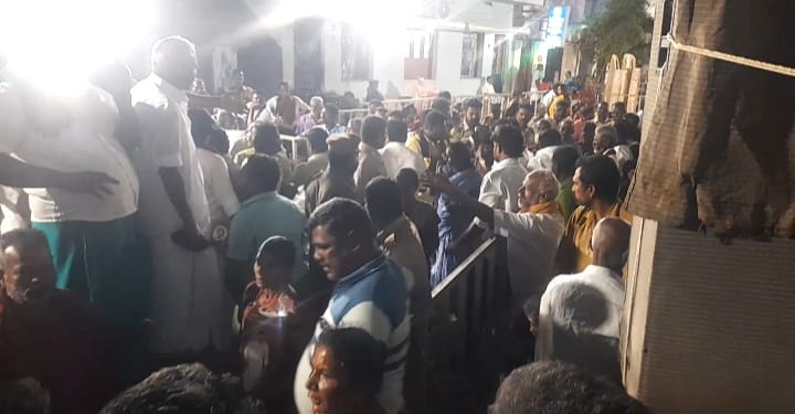 சோழவந்தானில் திமுக சார்பில் நலத்திட்டம் வழங்கியதில் பாரபட்சம் காட்டியதாக பொதுமக்கள் குற்றச்சாட்டு