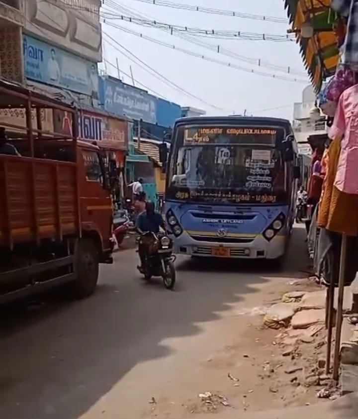 சோழவந்தான் மார்க்கெட் ரோடு பகுதியை ஒருவழி பாதையாக மாற்ற பொதுமக்கள் வாகன ஓட்டிகள் கோரிக்கை