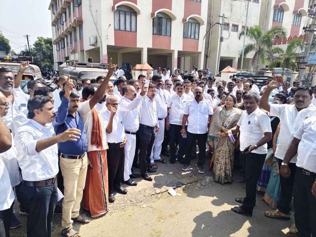 இ-ஃபைலிங் முறையை ரத்து செய்யக்கோரி வழக்கறிஞர்கள் ஆர்ப்பாட்டம்..