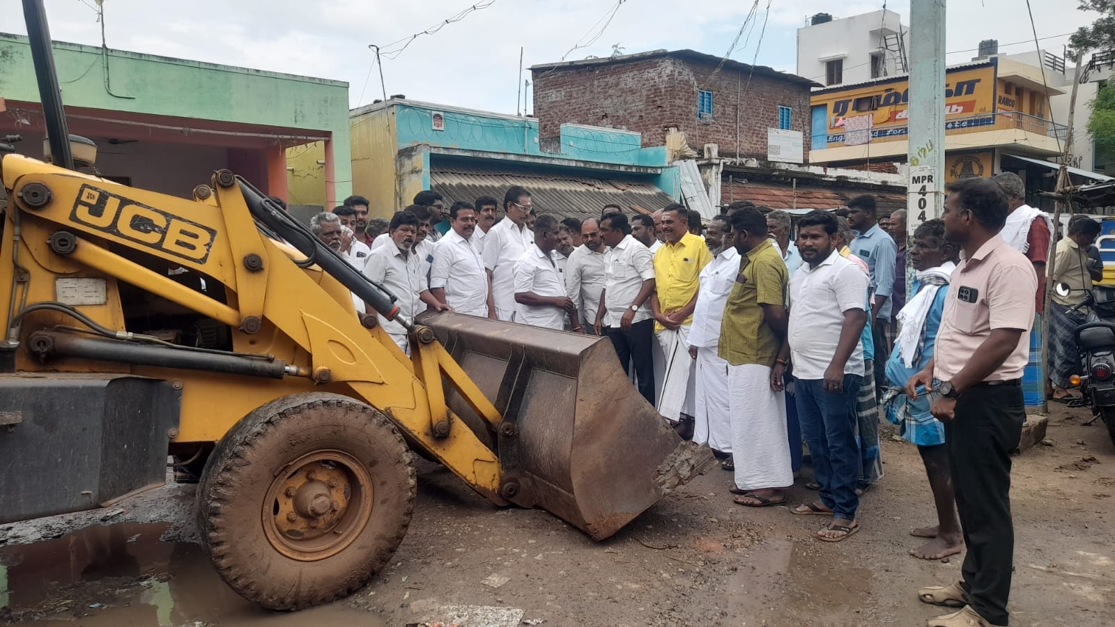 சோழவந்தான் அருகே இரும்பாடி பாலம் முதல் பாலகிருஷ்ணாபுரம் பிரிவு வரை 3.5 கிலோமீட்டர் தூரத்திற்கு 4 கோடி மதிப்பில் புதிய தார் சாலை அமைக்கும் பணிகளை வெங்கடேசன் எம் எல் ஏ துவக்கி வைத்தார்