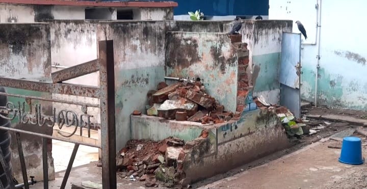 இரும்பாடியில் ஊராட்சி மன்ற அலுவலகம் அருகிலேயே அரசு நடுநிலைப் பள்ளியில் ஆபத்தான நிலையில் உள்ள மாணவ மாணவிகளின் கழிப்பறை கட்டிடம்